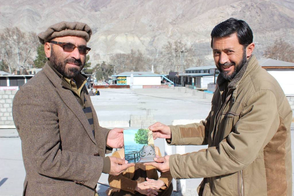  سنیر صحافی عبدالرحمان بخاری معروف شاعر عبدالحفیظ شاکر سے مجموعہ کلام "زندگی"وصول کرتے ھوے