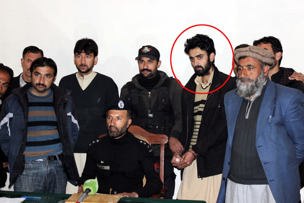 گرفتار شدہ مجرم پولیس کی حراست میں