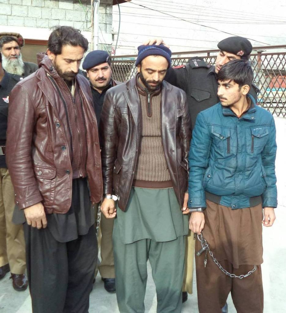ڈکیتی کے تینوں مجرمان پولیس تحویل میں. انہیں پنجاب سے گفتار کرکے گلگت منتقل کر دیا گیا تھا، جہاں انہوں نے اعتراف جرم کر لیا ہے