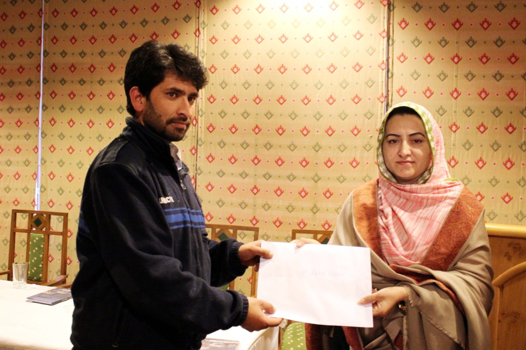 سکردو سے تعلق رکھنے والے معروف صحافی رضا قصیر سابق وزیر اطلاعات سعدیہ دانش سے سند وصول کررہا ہے، تصویر: مون ڈیجیٹل 