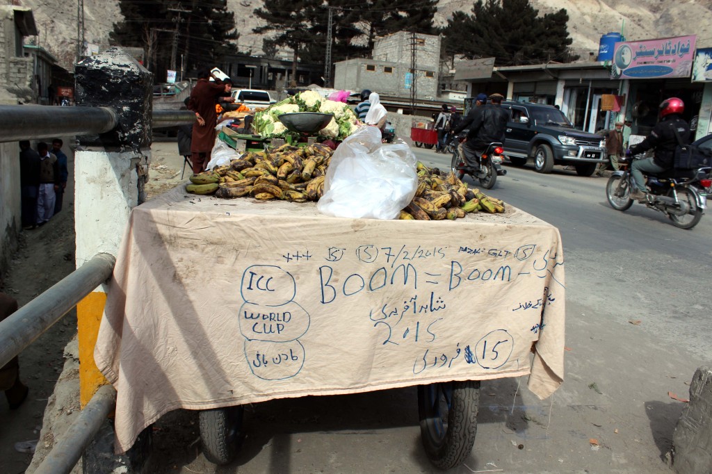 گلگت شہر میں ایک ریڑھی بان نے اپنے ریڑھی پر ورلڈ کپ کرکٹ ٹورنامنٹ سے متعلق دلچسپ کلمات تحریر کیے ہیں. فوٹو: فرمان کریم 