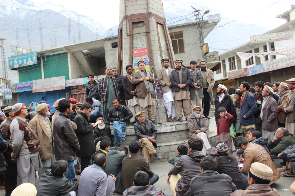 عوامی ایکشن کمیٹی کے رہنما اتحاد چوک میں ایک احتجاجی مظاہرے سے خطاب کر رہے ہیں. فوٹو: فرمان کریم بیگ 