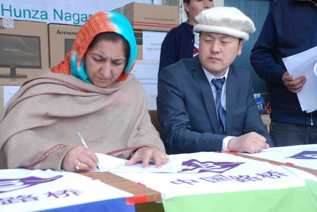 عطیات وصولی کے کاغذات پر دستخط کئے جارہے ہیں۔ تصویر: اکرام نجمی 