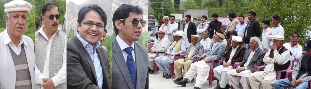 ہنزہ نگر ۔۔ ڈی سی ہنزہ نگر عمران علی سلطان اے سی ہنزہ موسیٰ رضا و دیگر تقریب چیک تقسیم سے خطاب کر رہے ہیں 