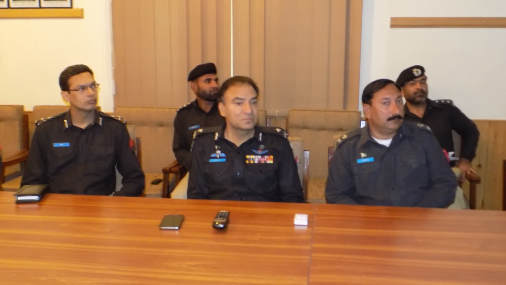 گلگت  آئی جی ظفراقبال اعوان کو وزیراعظم کے  پردورے سیکیورٹی انتظامات کے حوالے سے بریفنگ دی جا رہی ہے