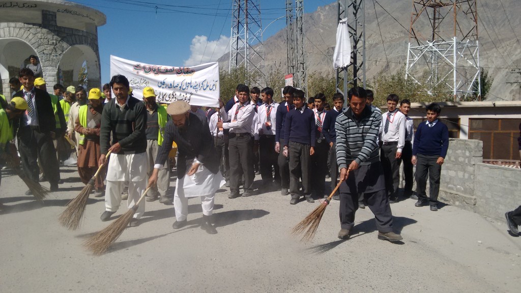 Ghanche_ Praincipl Dgree colege pro.M.Alam aur chf Officer G.Hussain Safai Muhim m sharik hain.