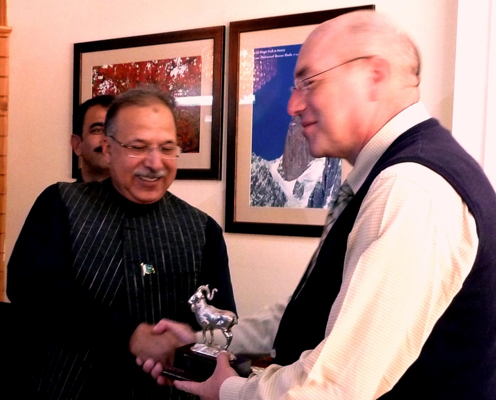 چیف سکریٹری گلگت بلتستان طاہر حسین، اٹلی کے ایمبیسی کے ڈاکٹر دومینیکو کو شیلڈ پیش کر رہے ہیں 