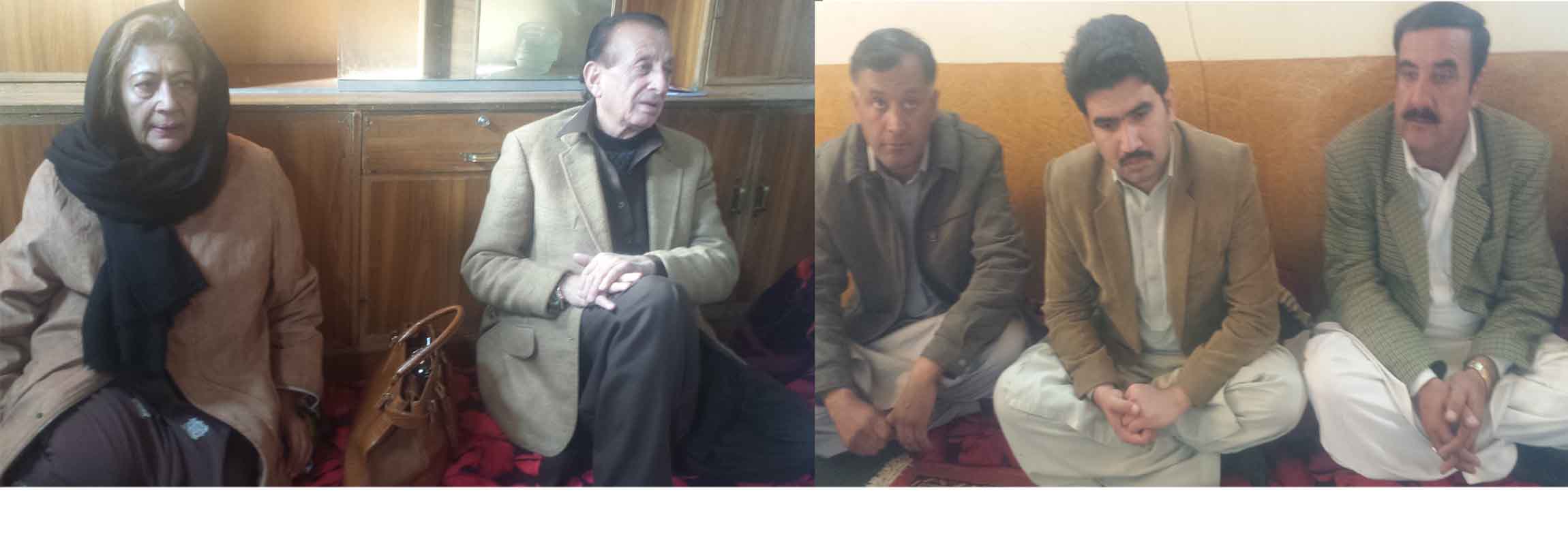 ایم ایل اے میر غضنفر علیخان، ایم ایل اے رانی عتیقہ غضنفر اور ڈپٹی کمشنر زلزلے کی وجہ سے جان بحق ہونے والی خاتون کے گھر پر تعزیت کے لئے موجود ہیں