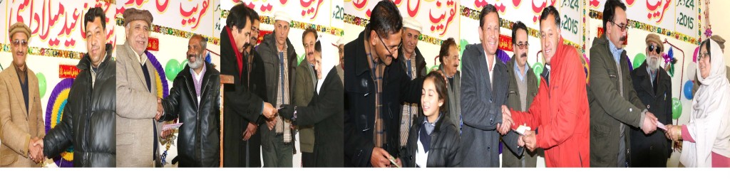  ڈی سی ہنزہ برہان آفندی و دیگر جشن عید میلاد کے منعقدہ تقریب کے شرکاء میں انعامات تقسیم کر رہے ہیں