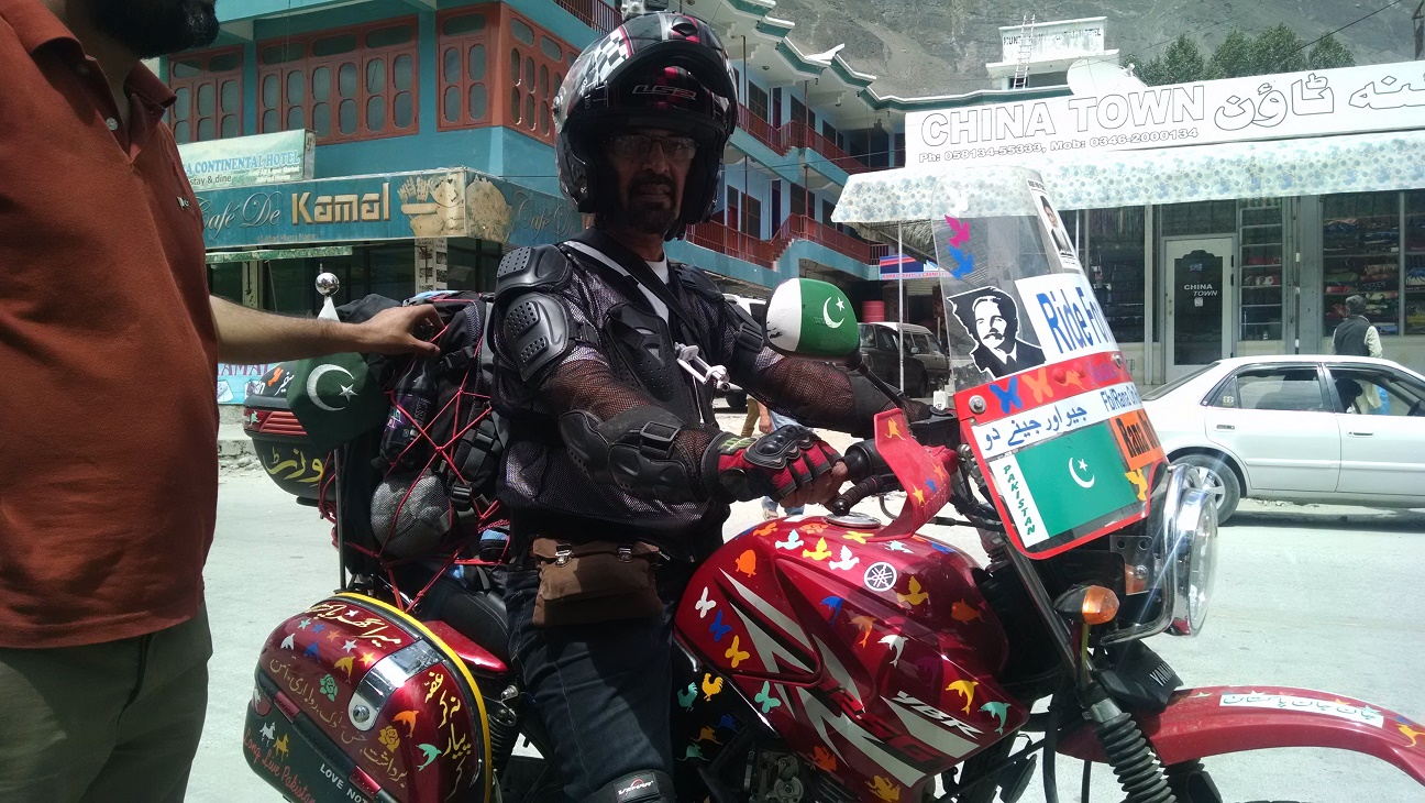 لاہور سے امن کا پیغام لے کر سفر کرنے والے بائیک رائیڈر شاہد رانا ہنزہ پہنچ گئے