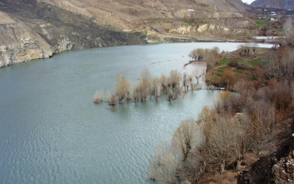 چترال سے 55کلومیٹر کے فاصلے پر واقع پہاڑی تودہ دریا میں گرنے کی وجہ سے دریا نے جھیل کی صورت اختیار کرلی