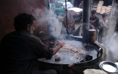 رم جھم برسنے لگے تو چترال میں عالم کباب کی مہک لوگوں کو کھینچ لاتی ہے