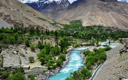 چترال کے علاقے دروش میں واقع اوسیک اورجنجیریت نامی دیہات میں ہزاروں ایکڑ زمین کٹاؤ کی وجہ سے دریا برد