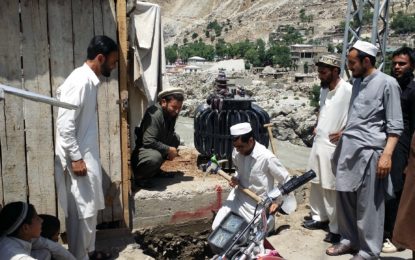 ضلع کوہستان کے مرکزی شہر کمیلہ میں شہریوں کی مدد سے کھمبوں پر تاریں لگ گئیں، جلد بجلی ملنے کا امکان پیدا ہوگیا