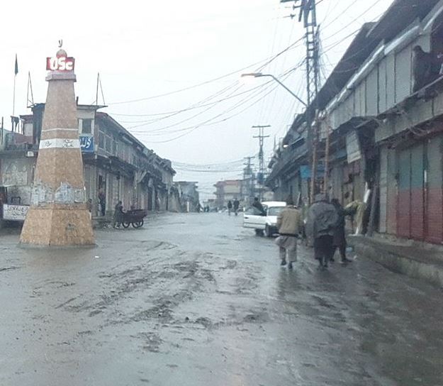 چلاس: چلاس شہر میں تین ماہ بعد بارش، پانی سے سڑکیں تالاب بن گئے،نکاسی آب کا انتظام نہ ہونے سے جگہ جگہ سڑک کھنڈرات میں تبدیل ہوگئی