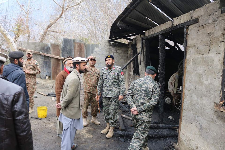 کمانڈنٹ چترال سکاؤٹس کرنل نظام الدین شاہ کا ایون کورو میں آگ سے متاثرہ مقام کا دورہ