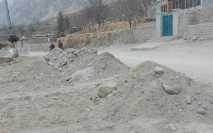 کریم آباد مین روڑ کا توسیعی کام ادھورا چھوڑ کر ٹھیکدار اور محکمہ تعمیرات کے اہل کار غائب