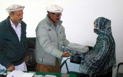 چترال: نائبر ہوڈ کونسل زرگراندہ کی طرف سے میٹرک میں نمایاں پوزیشن لینےوالی طالبہ کو لیپ ٹاپ کا انعام