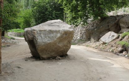 محکمہ تعمیرات عامہ شگر کے علاقے داسو میں سڑک کے درمیان پڑے پتھر کو ہٹانے میں ایک سال بعد بھی ناکام