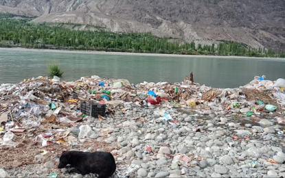 بلدیہ گاہکوچ نے شہر کا کچرا دریائے غذر میں پھینکنا شروع کردیا