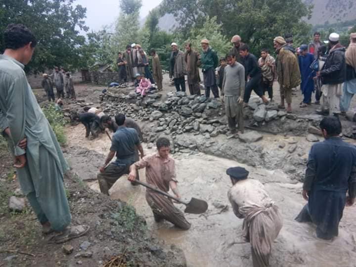 داریل، لاٹی کے مقام پر سیلاب نے تباہی مچا دی، رضا کاروں نے اپنی مدد آپ کے تحت بند باندھ کر زرعی زمینوں‌کو بچایا