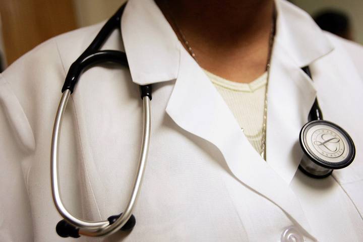 سول ہسپتال چٹورکھنڈ میں‌ایک مہینے سے میڈیکل آفیسر موجود نہیں، مریض رُل رہے ہیں‌