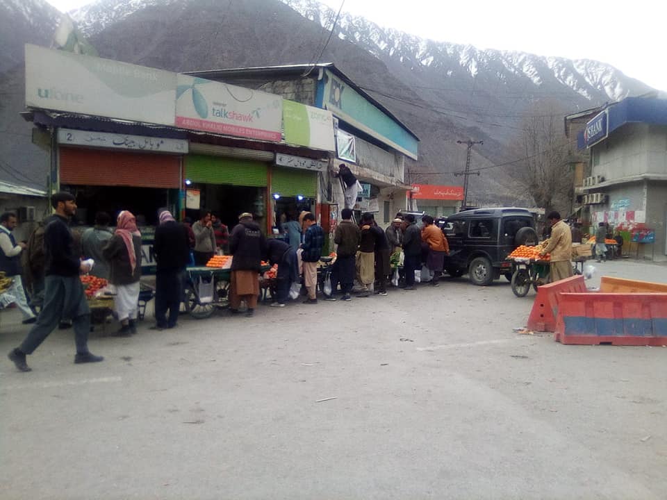 چترال شہر پر ہو گیا ریڑھی بانوں‌ اور سبزی فروشوں کا قبضہ، انتظامیہ بے بس
