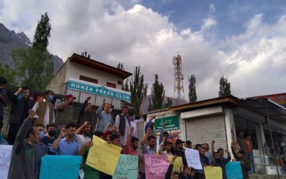 معروف سماجی کارکن حسنین رمل کی رہائی کے لئے علی آباد ہنزہ میں‌احتجاجی مظاہرہ