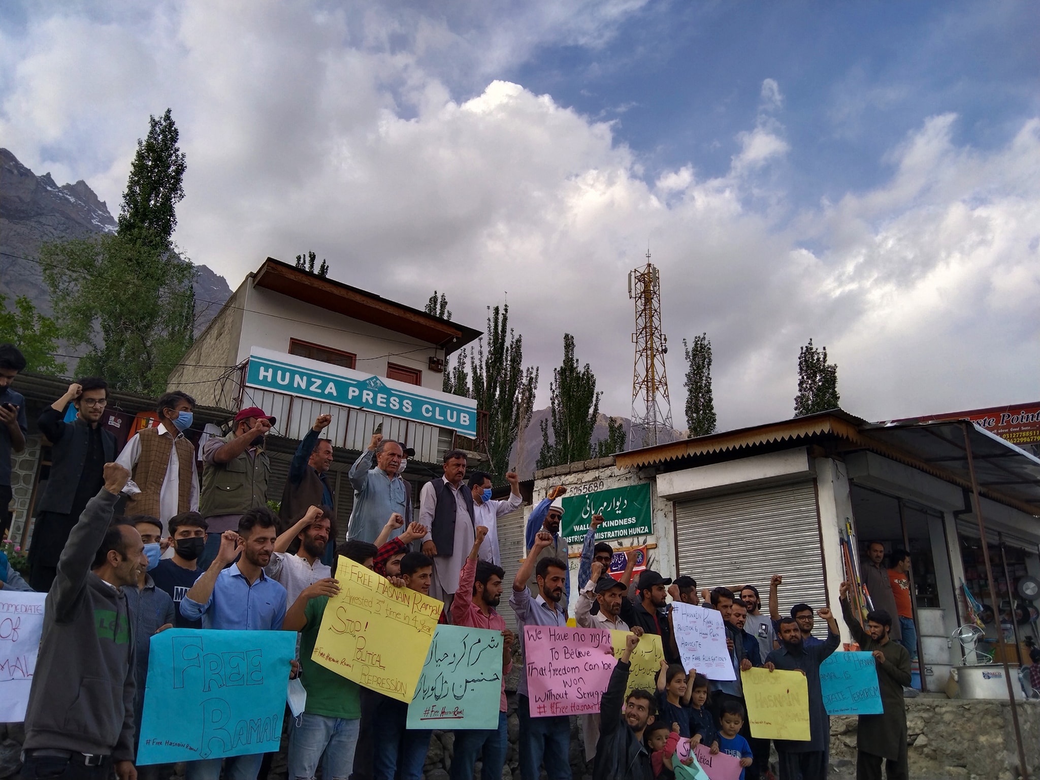معروف سماجی کارکن حسنین رمل کی رہائی کے لئے علی آباد ہنزہ میں‌احتجاجی مظاہرہ