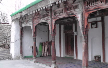 وادی ایون چترال میں‌ واقع قدیم مسجد حکام کی توجہ کا طلب