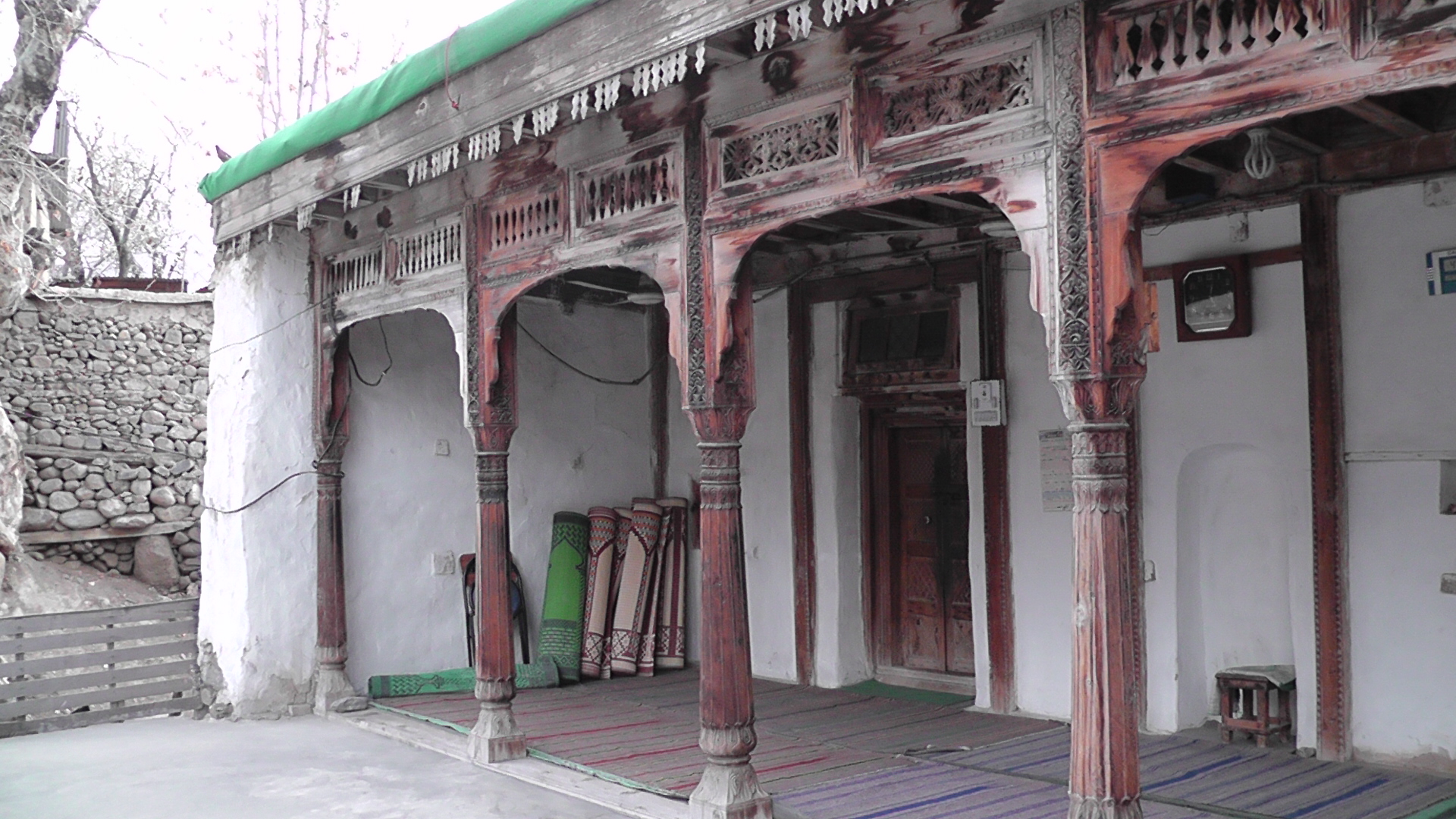 وادی ایون چترال میں‌ واقع قدیم مسجد حکام کی توجہ کا طلب