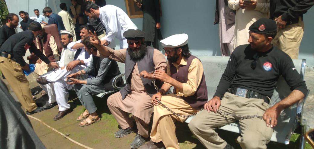 بالائی چترال میں سڑک کی تعمیر میں تاخیر اور مبینہ کرپشن کے خلاف احتجاج کرنے والے 8 مظاہرین گرفتار