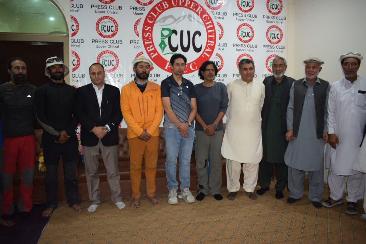 تریچ میر سر کرنے والی ٹیم کا پریس کلب اپر چترال میں شاندار استقبال